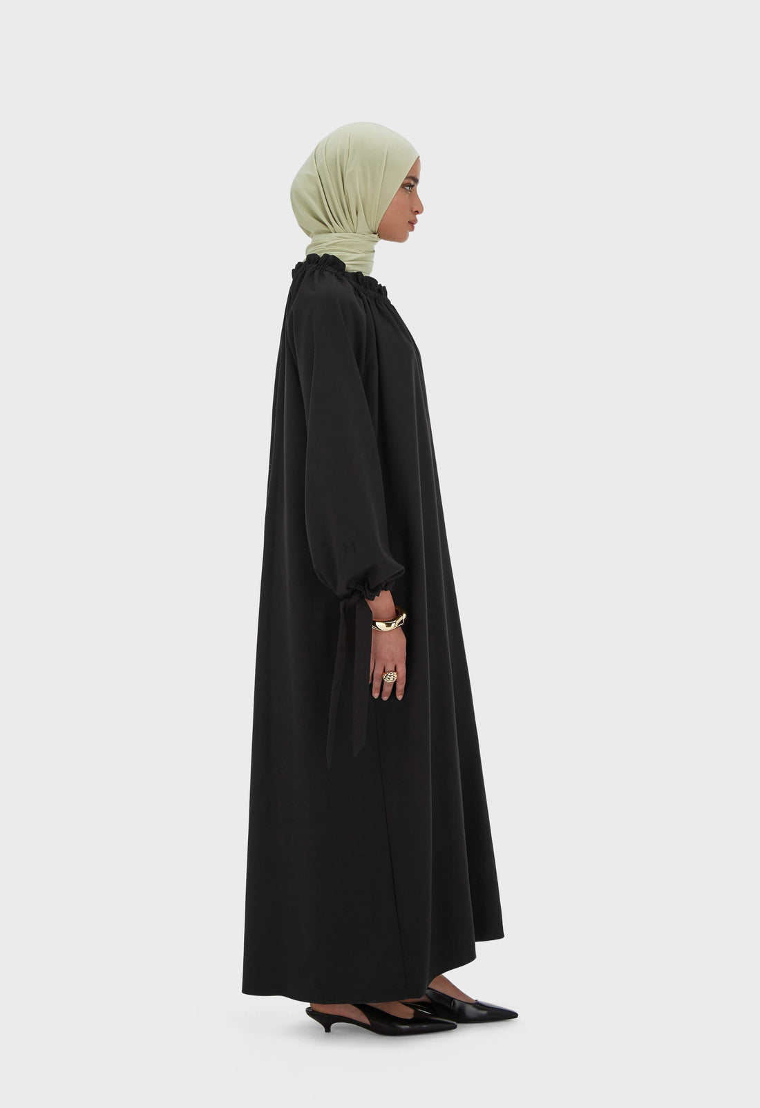 Froncé Neck Robe | Black